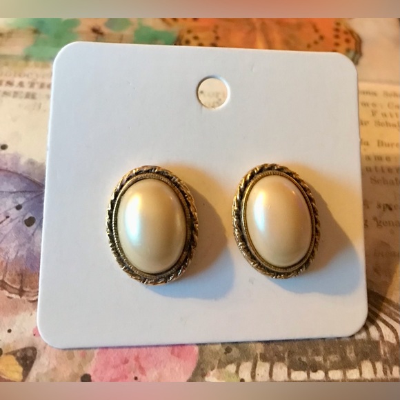 1928 Vintage Goldtone and Faux Pearl Earrings - Picture 2 of 3